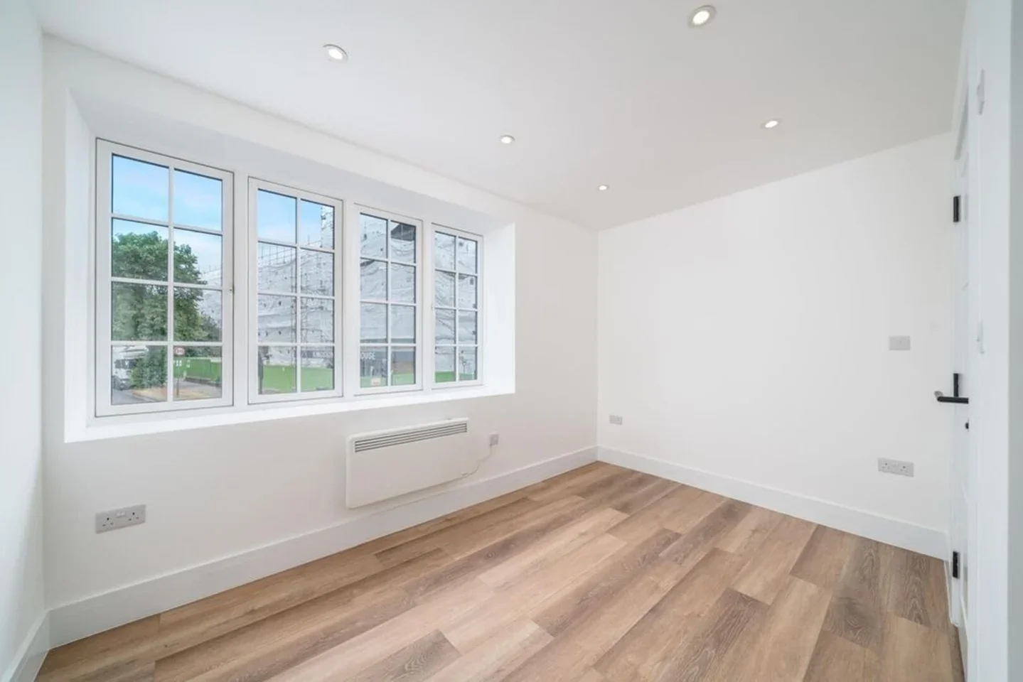 Flat Hampton Court Road in Greater London