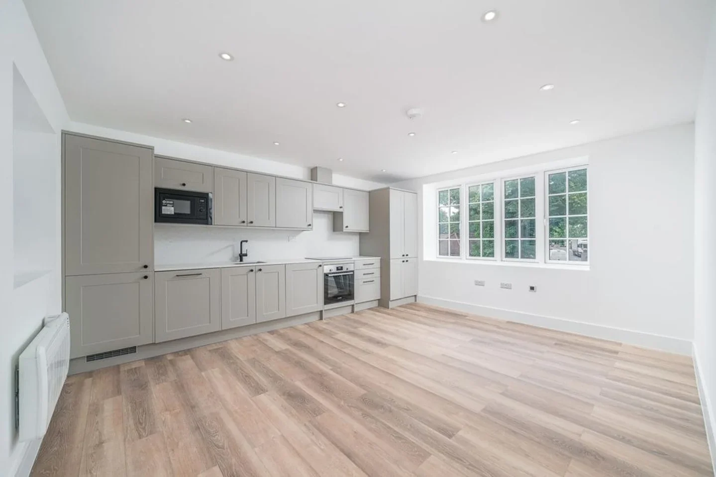 Flat Hampton Court Road in Greater London