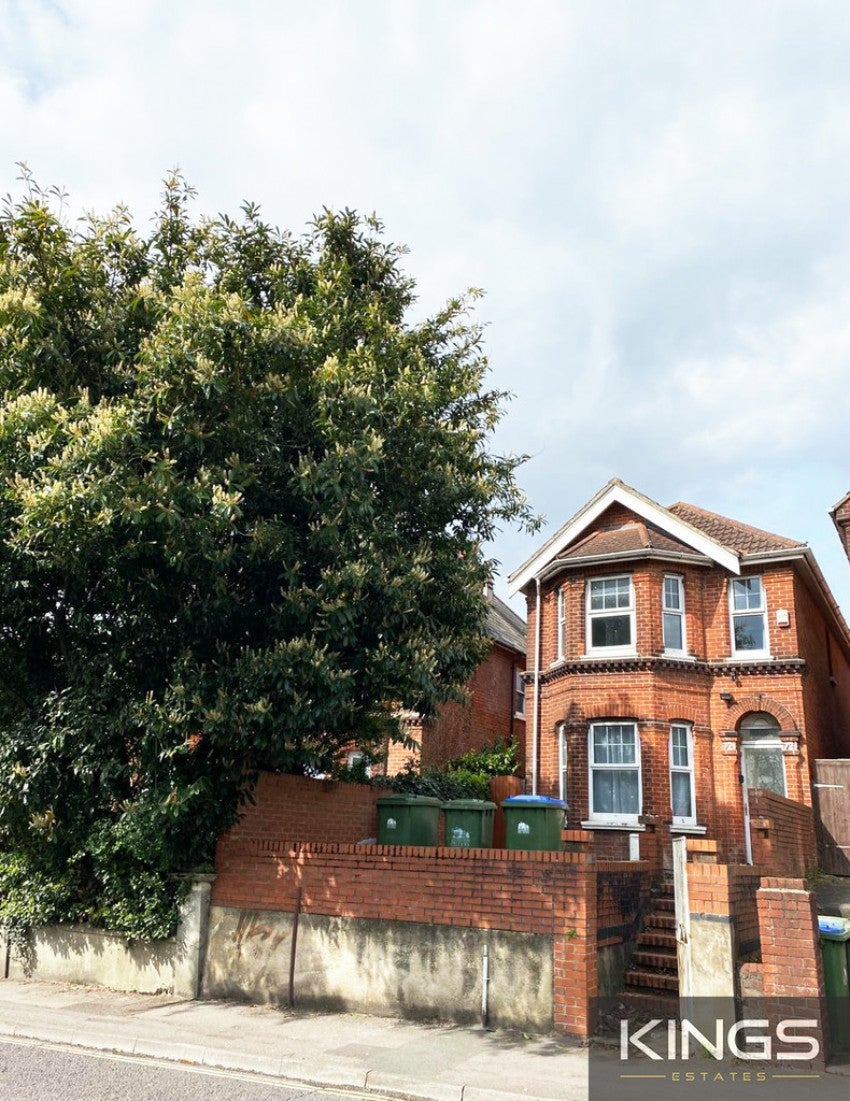 Room Portswood Road in Southampton