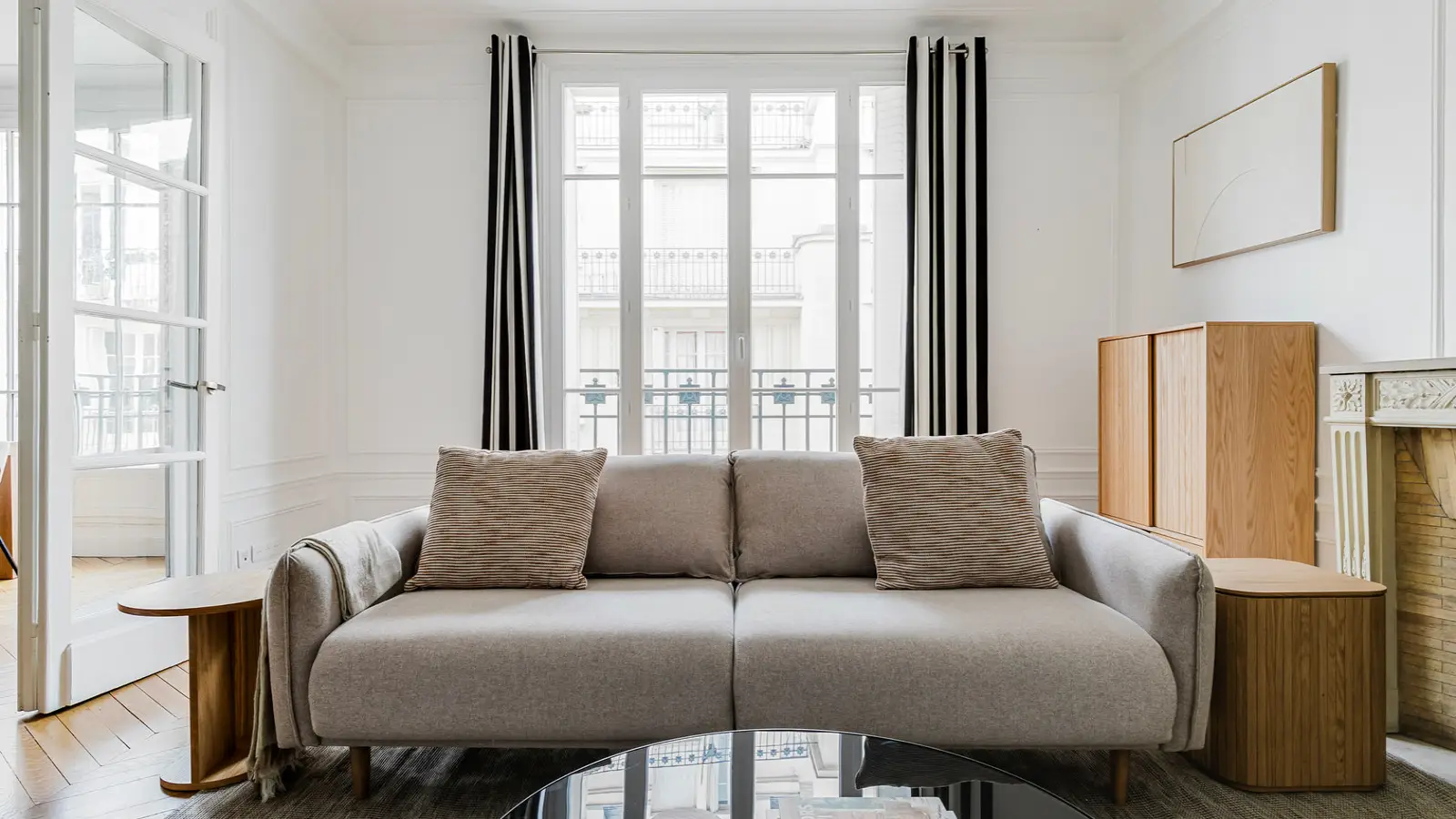 Flat Avenue Raymond Poincaré in Paris
