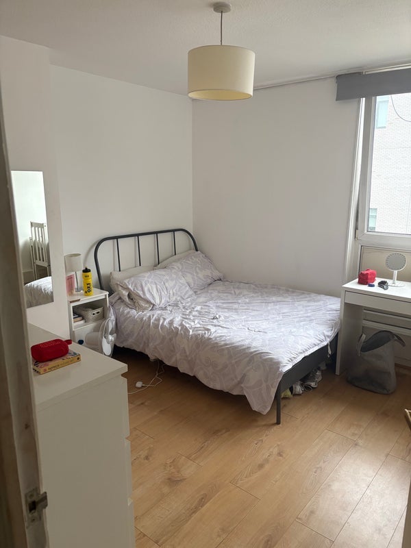 Room Thomas Baines Road in Greater London