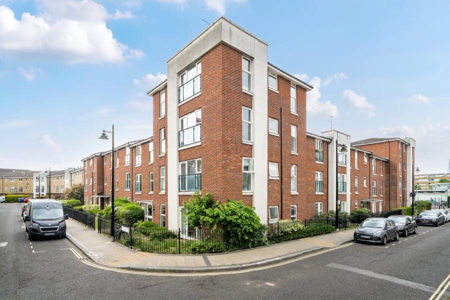 Flat Beaumont Crescent in Greater London