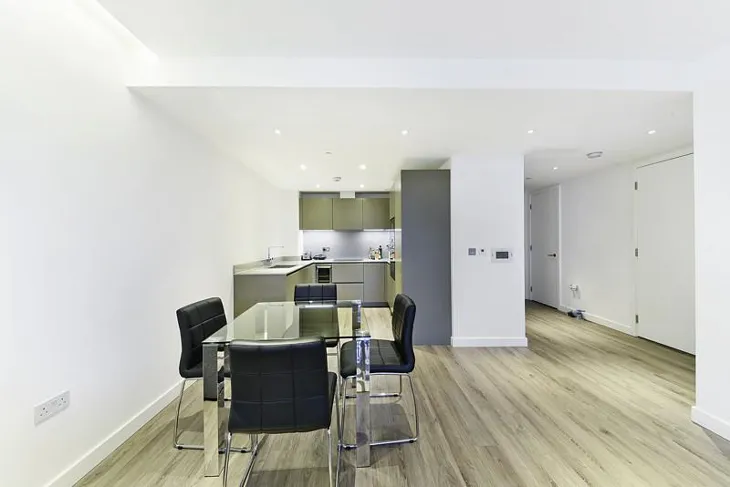 Flat Piazza Walk in Greater London