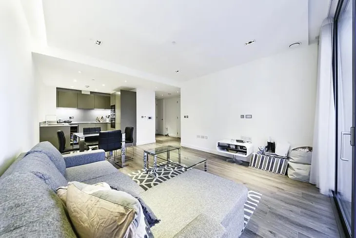 Flat Piazza Walk in Greater London