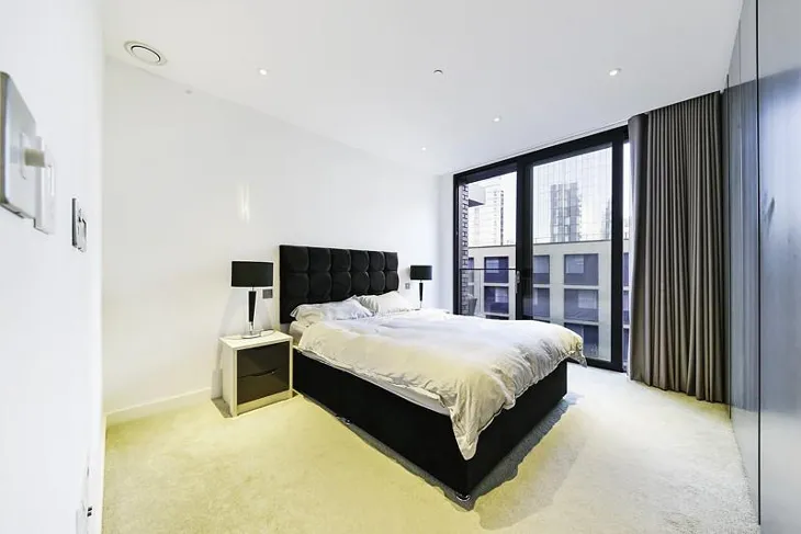 Flat Piazza Walk in Greater London
