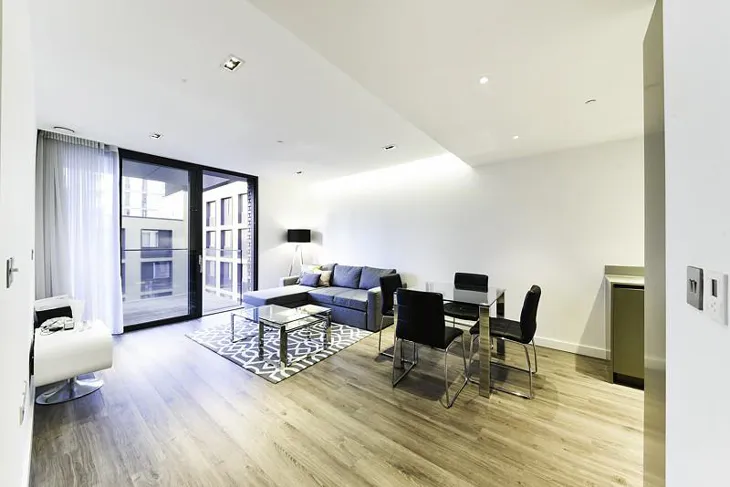 Flat Piazza Walk in Greater London