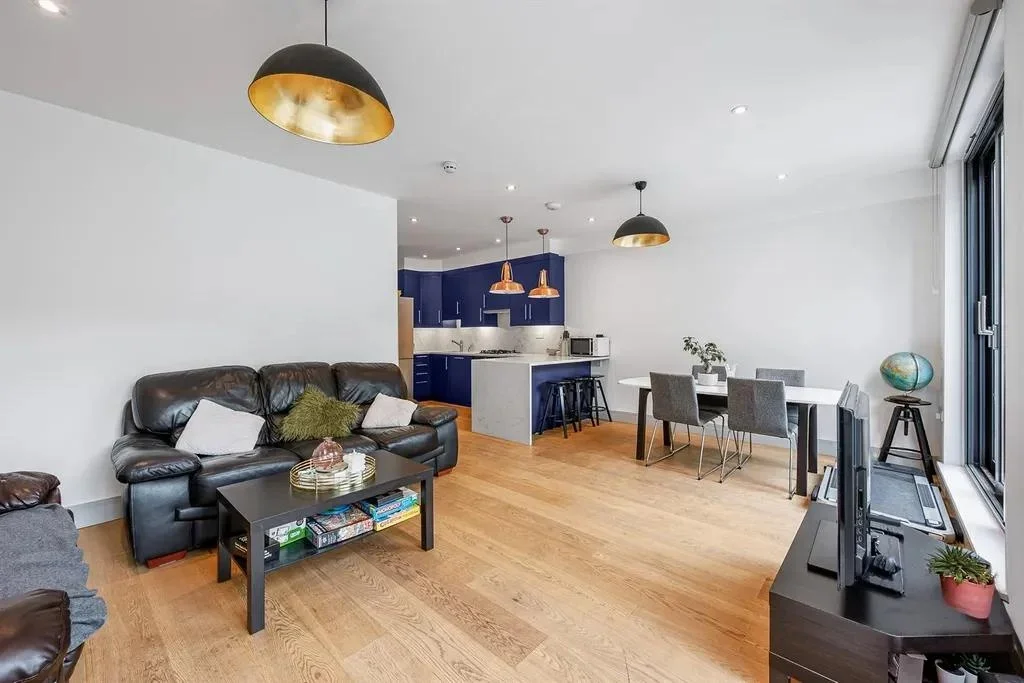 Flat Castlebar Road in Greater London