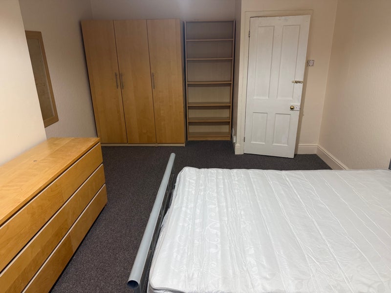 Room Henleaze Road in Bristol