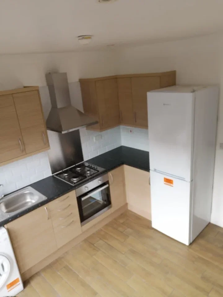 Room Tunley Road in Greater London