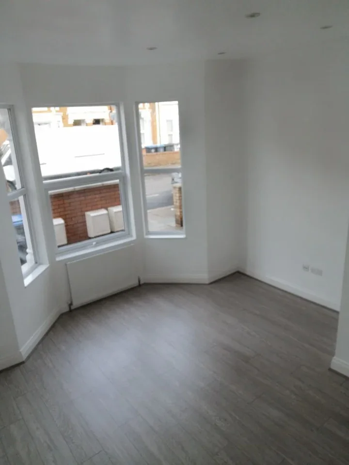 Room Tunley Road in Greater London