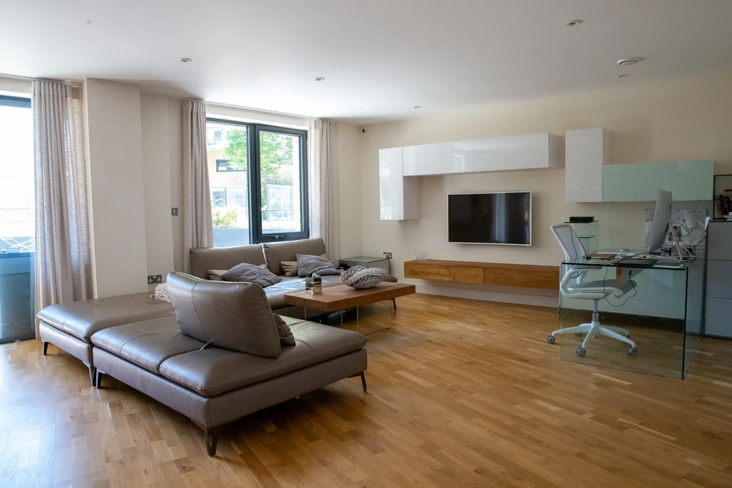 Flat Tanner Street in Greater London