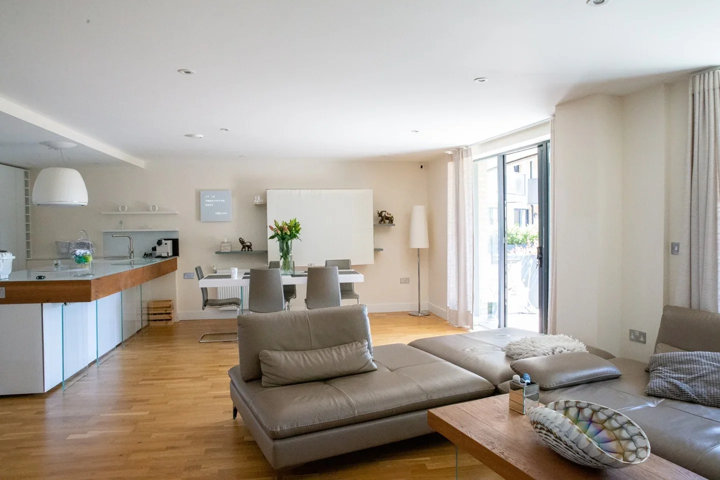 Flat Tanner Street in Greater London