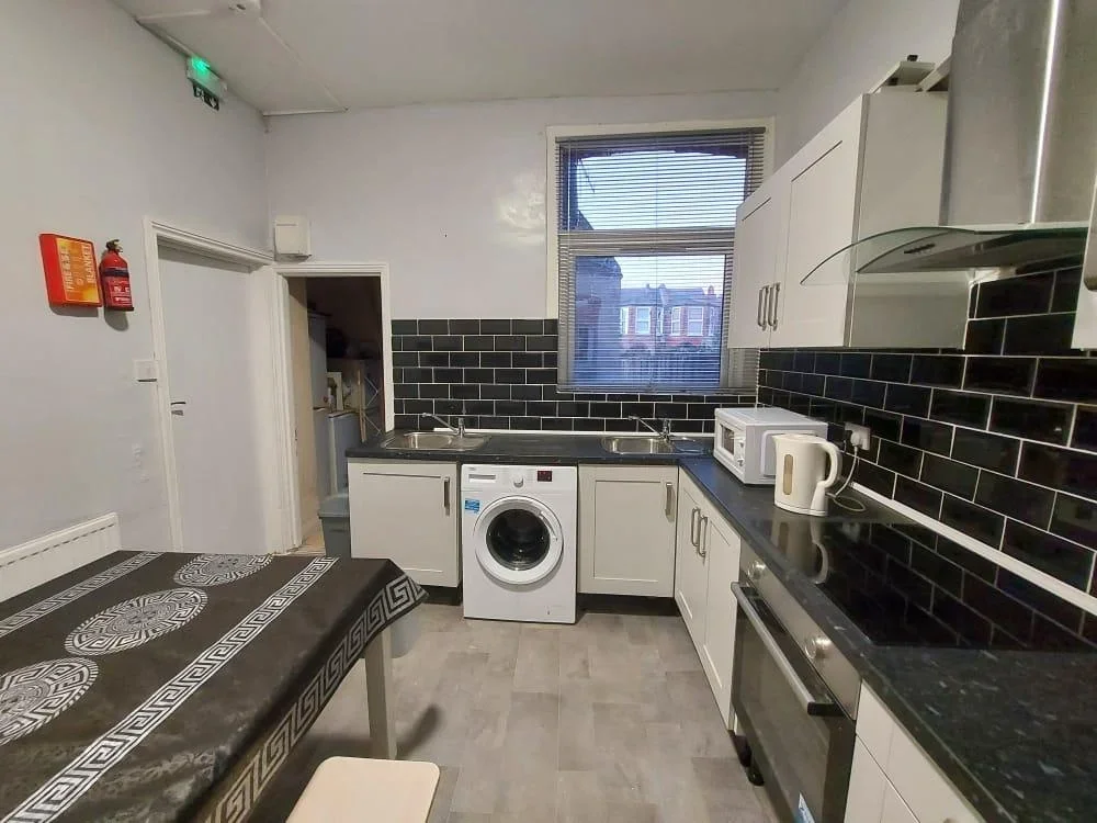 Room Sylvan Avenue in Greater London