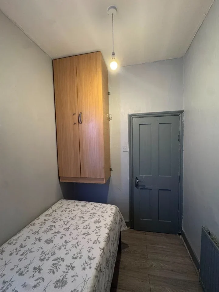 Room Sylvan Avenue in Greater London