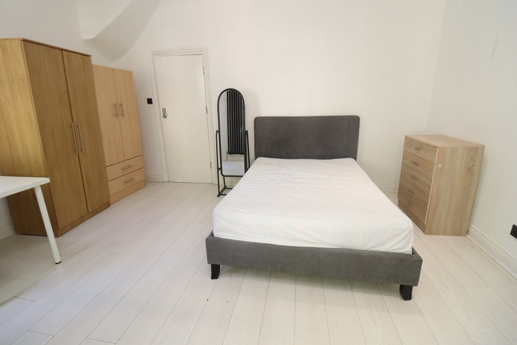 Room Globe Road in Greater London
