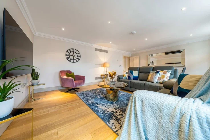 Flat Hertford Street in City of Westminster