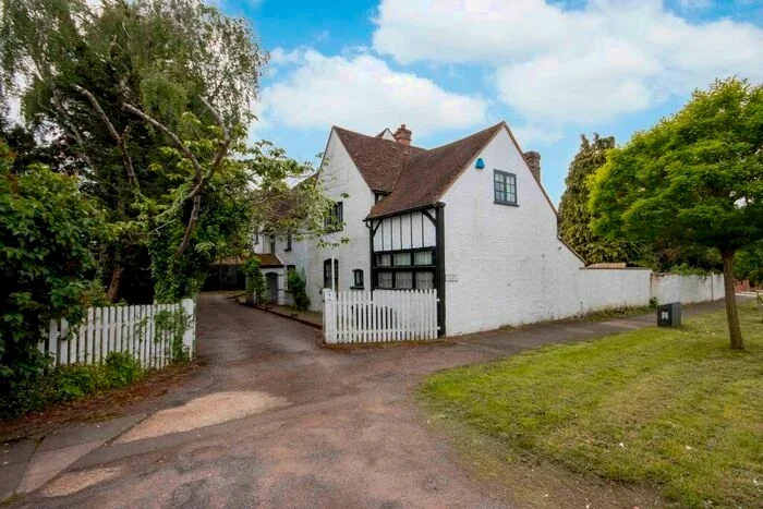 House Arlington Drive in Greater London