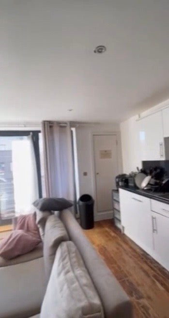 Room Tivoli Mews in Greater London