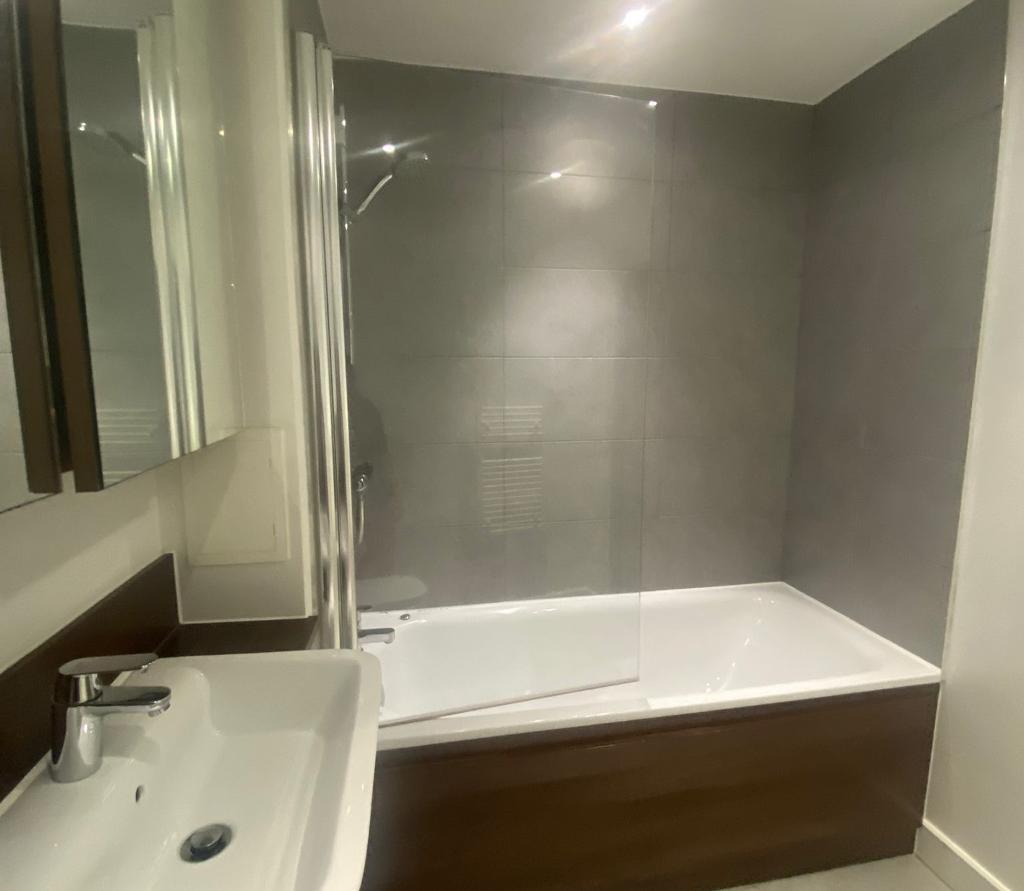 Flat Adenmore Road in Greater London