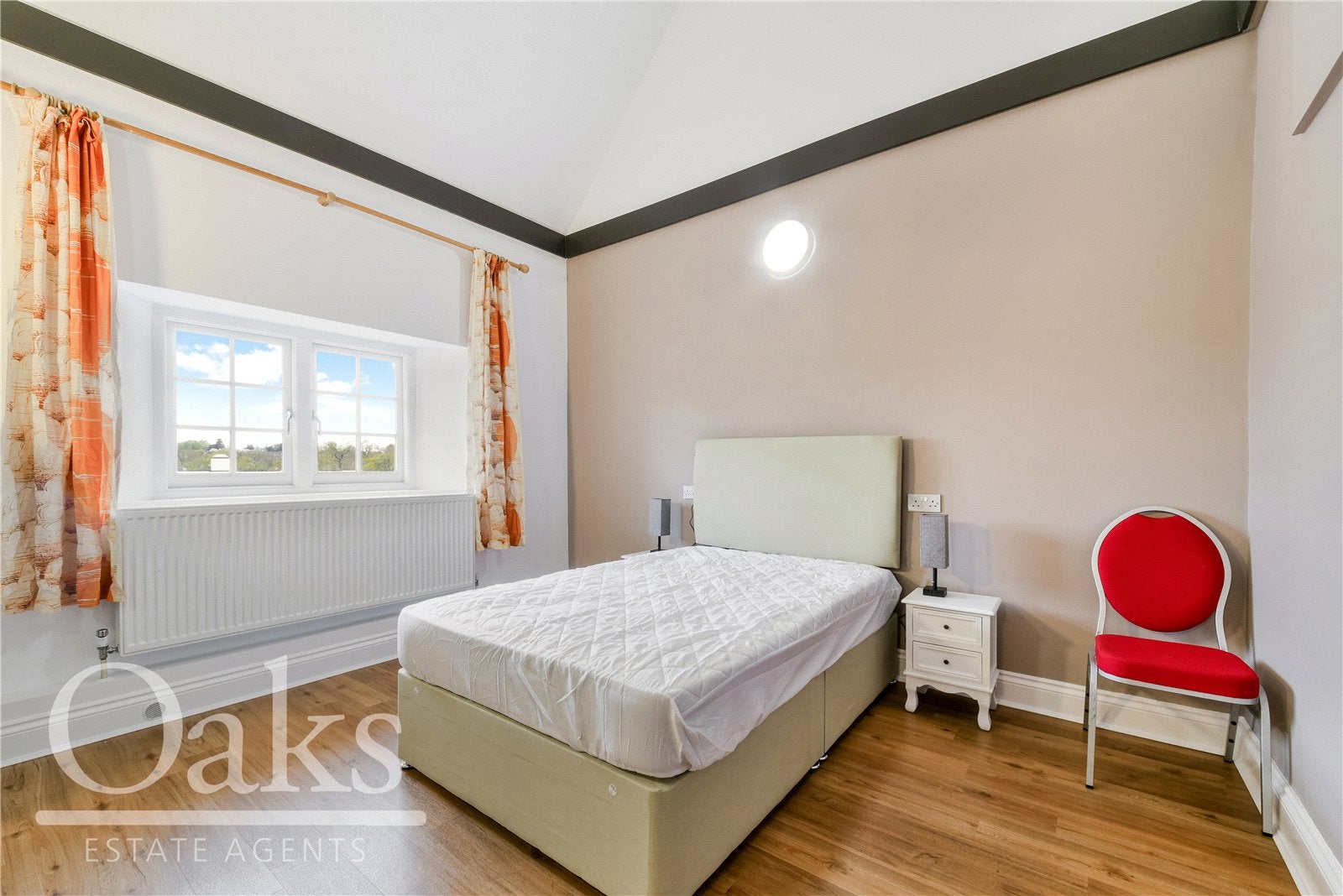 Flat Hermitage Road in Greater London