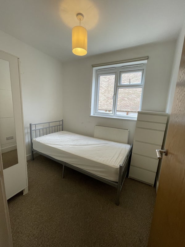 Flat Glenthorne Road in Greater London