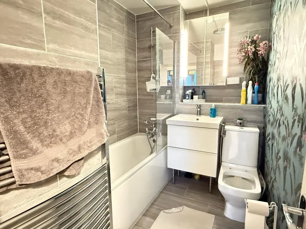 Room Warndon Street in Greater London