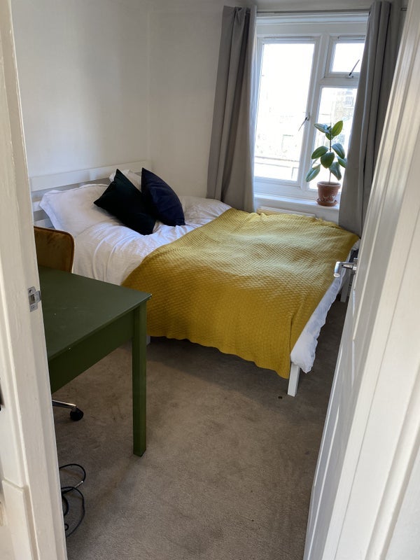 Flat Bulwer Court Road in Greater London
