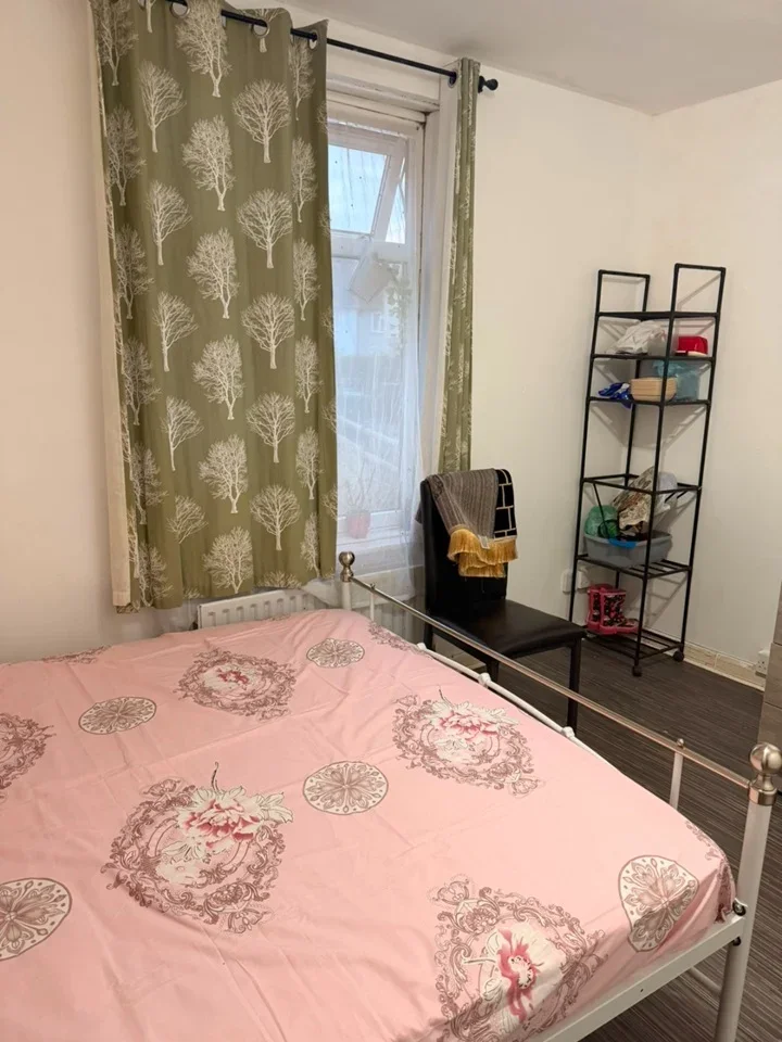 Room St Georges Road in Greater London
