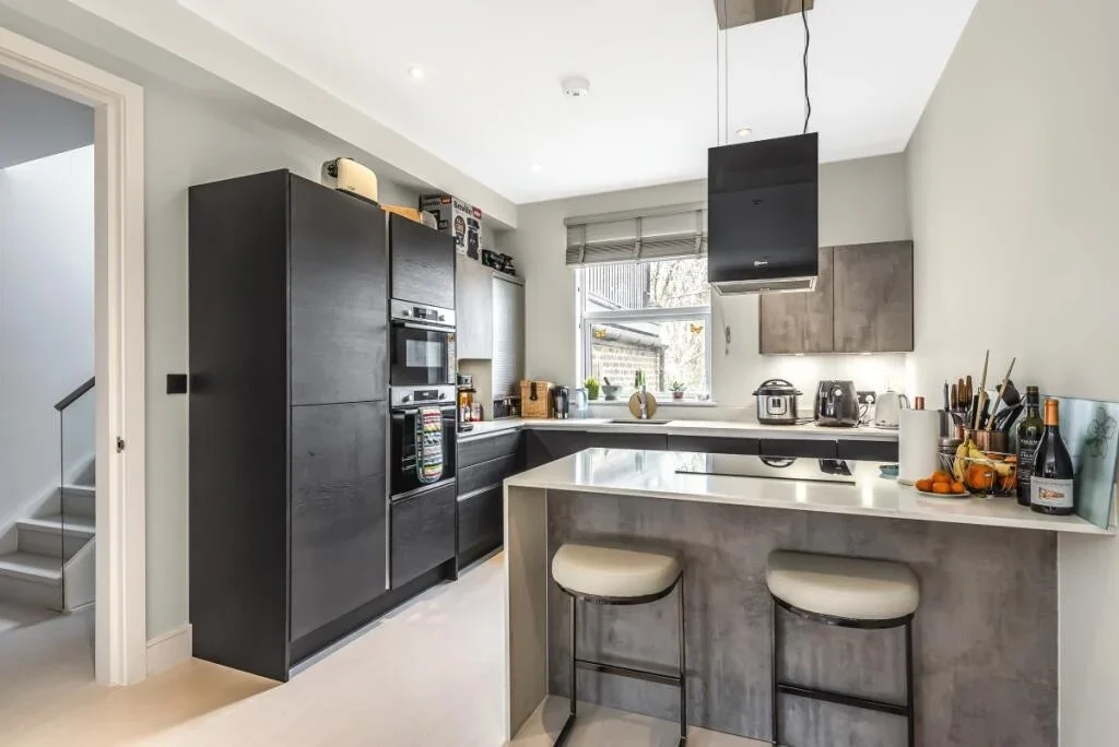 Flat Brackenbury Road in Greater London