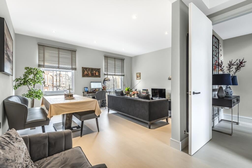 Flat Brackenbury Road in Greater London