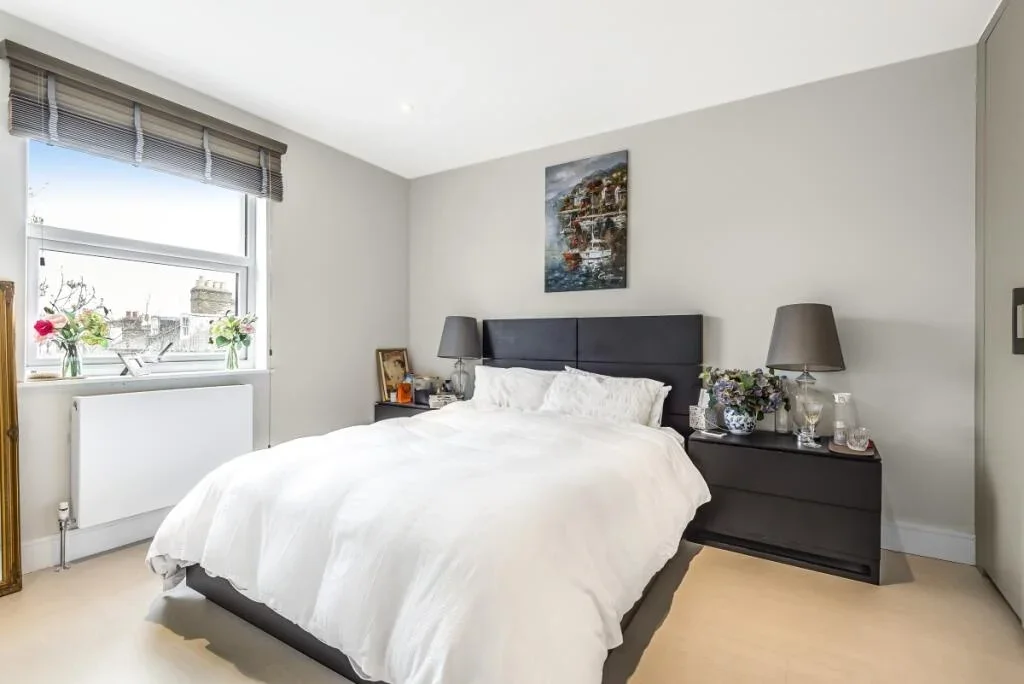 Flat Brackenbury Road in Greater London