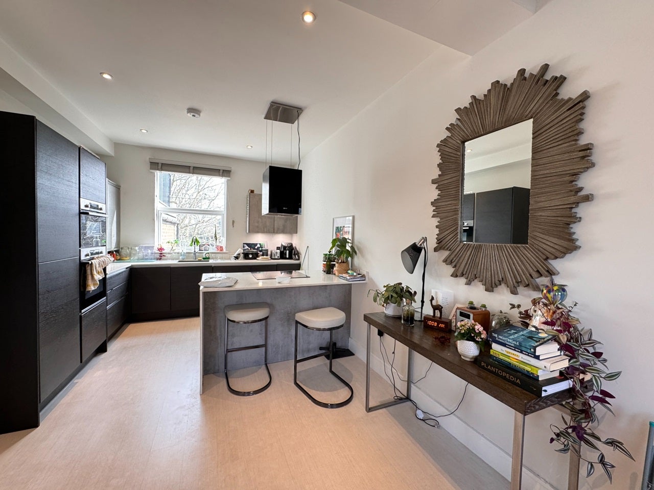 Flat Brackenbury Road in Greater London