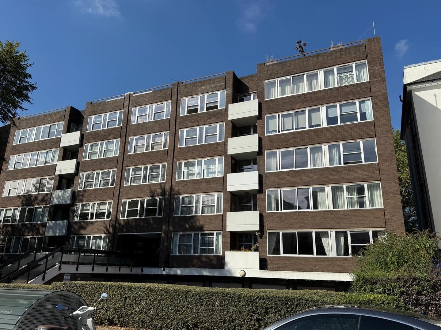 Flat Belsize Grove in Greater London