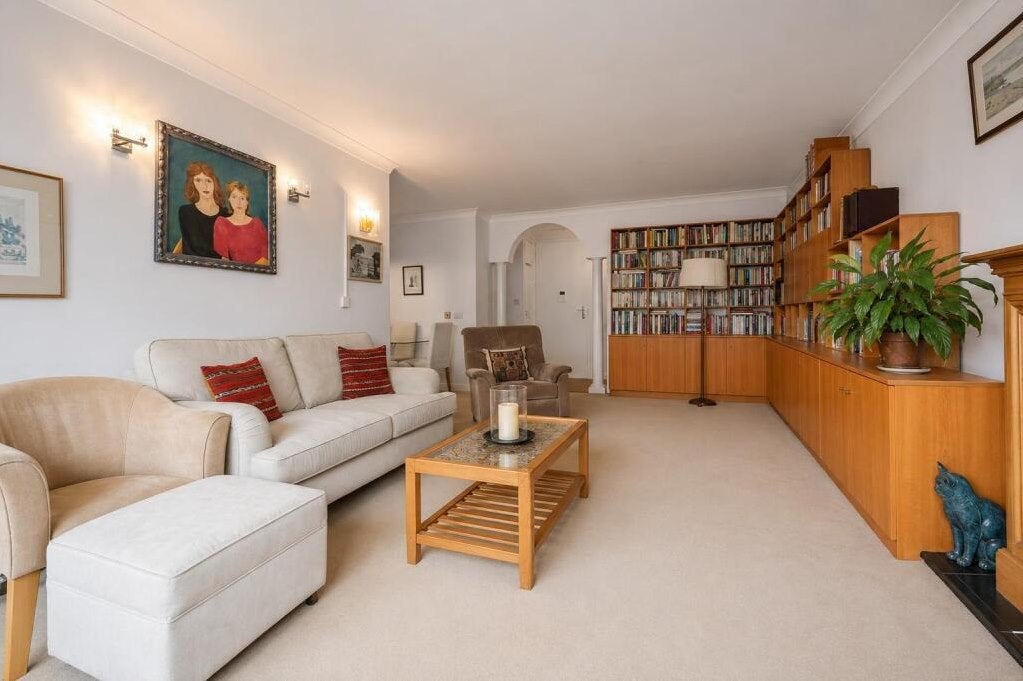 Flat Belsize Grove in Greater London