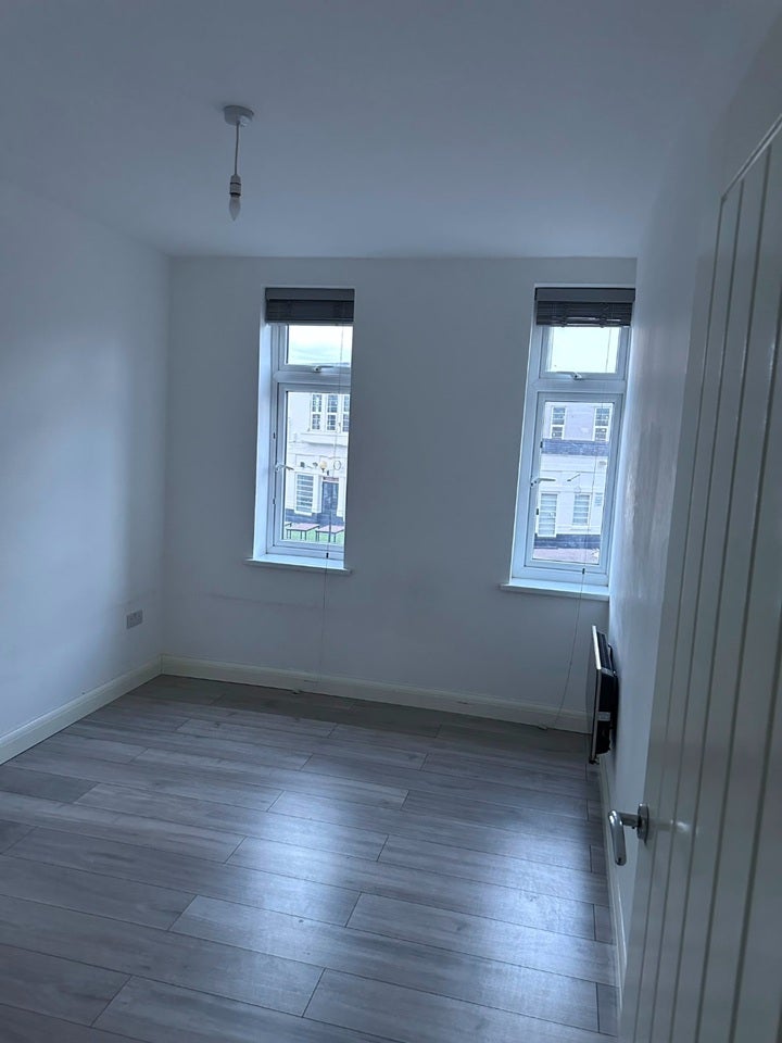 Flat Lodge Avenue in Greater London