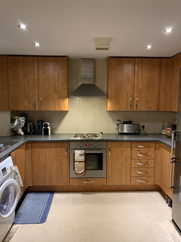 Room Candle Street in Greater London