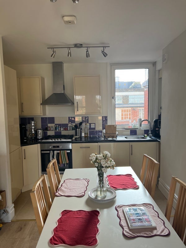 Room Lawrence Street in Greater London