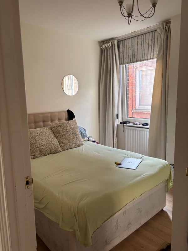 Room Lawrence Street in Greater London
