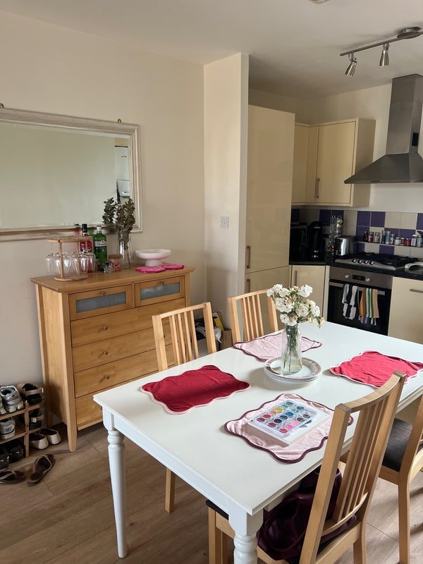Room Lawrence Street in Greater London