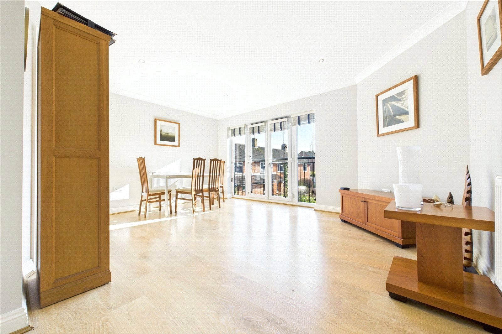 Flat Reading Road in Pangbourne