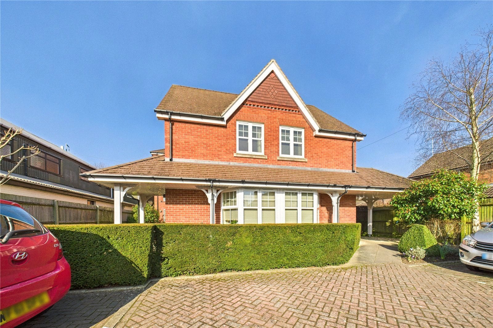 Flat Reading Road in Pangbourne