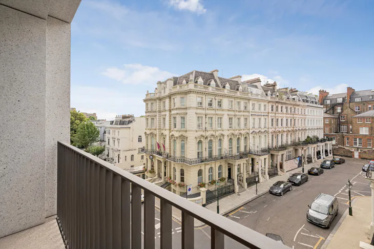 Flat Kensington Road in Greater London
