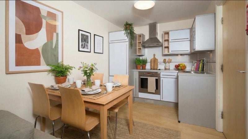 Flat Hyde Grove in Manchester
