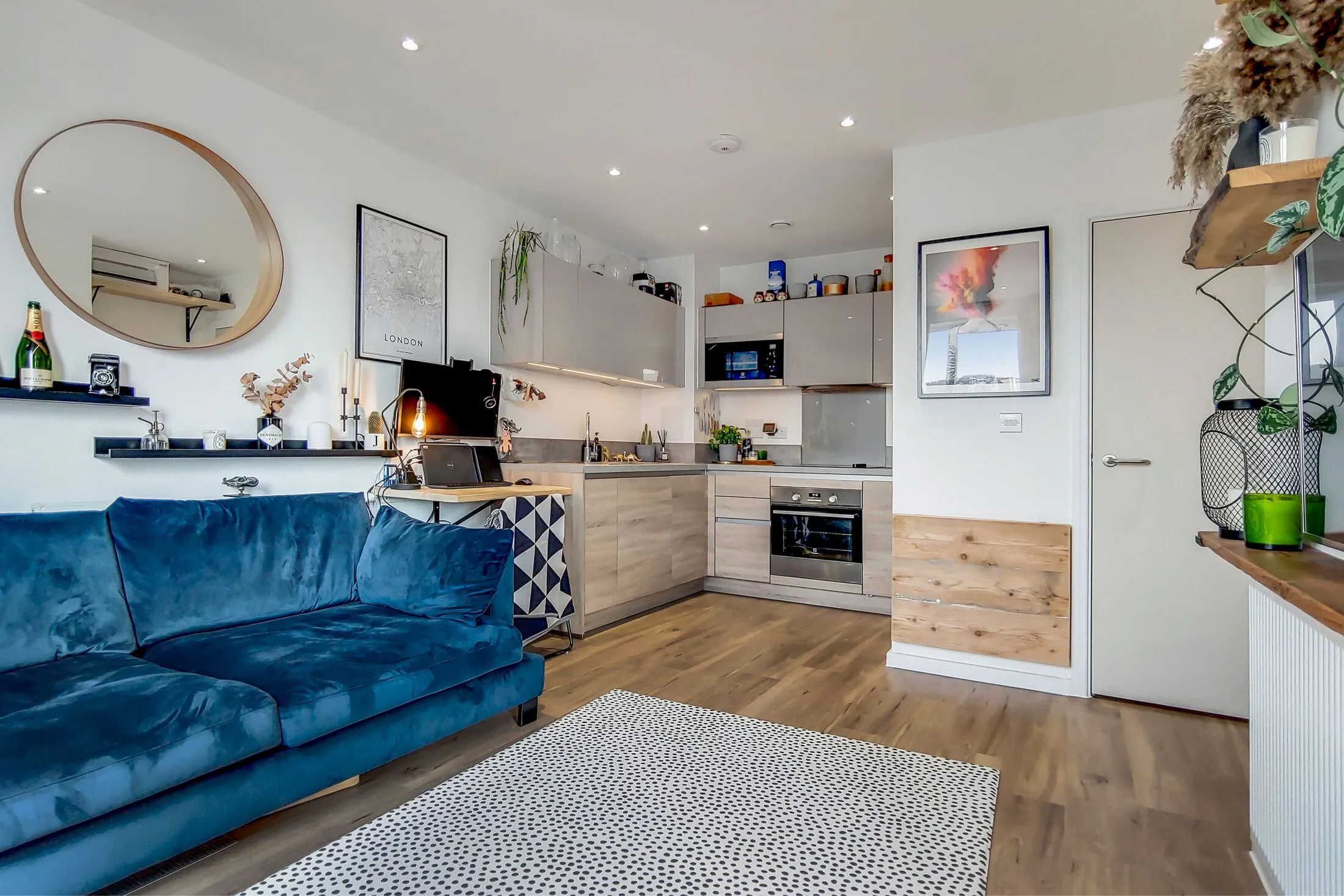 Flat Hammersley Road in Greater London