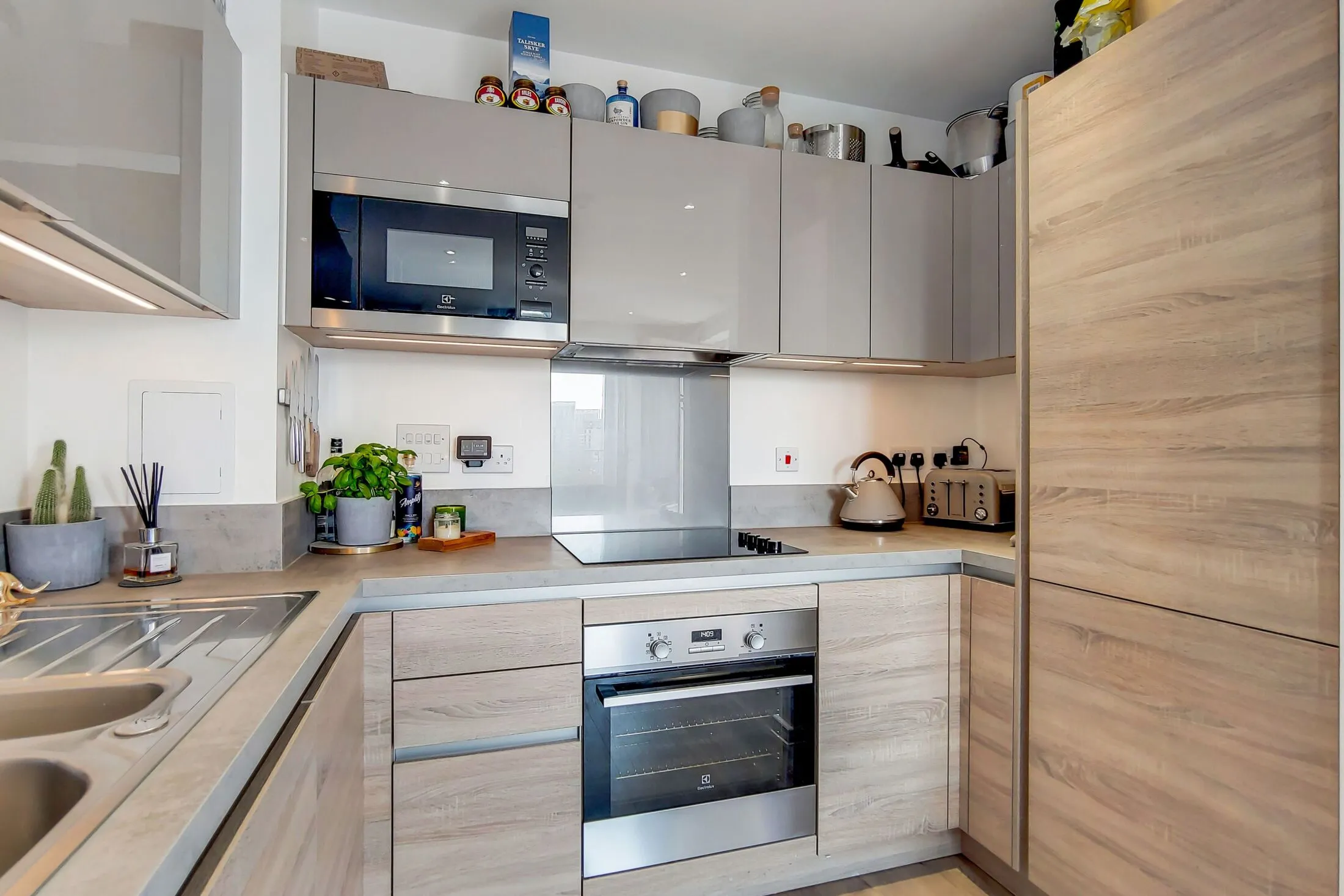 Flat Hammersley Road in Greater London