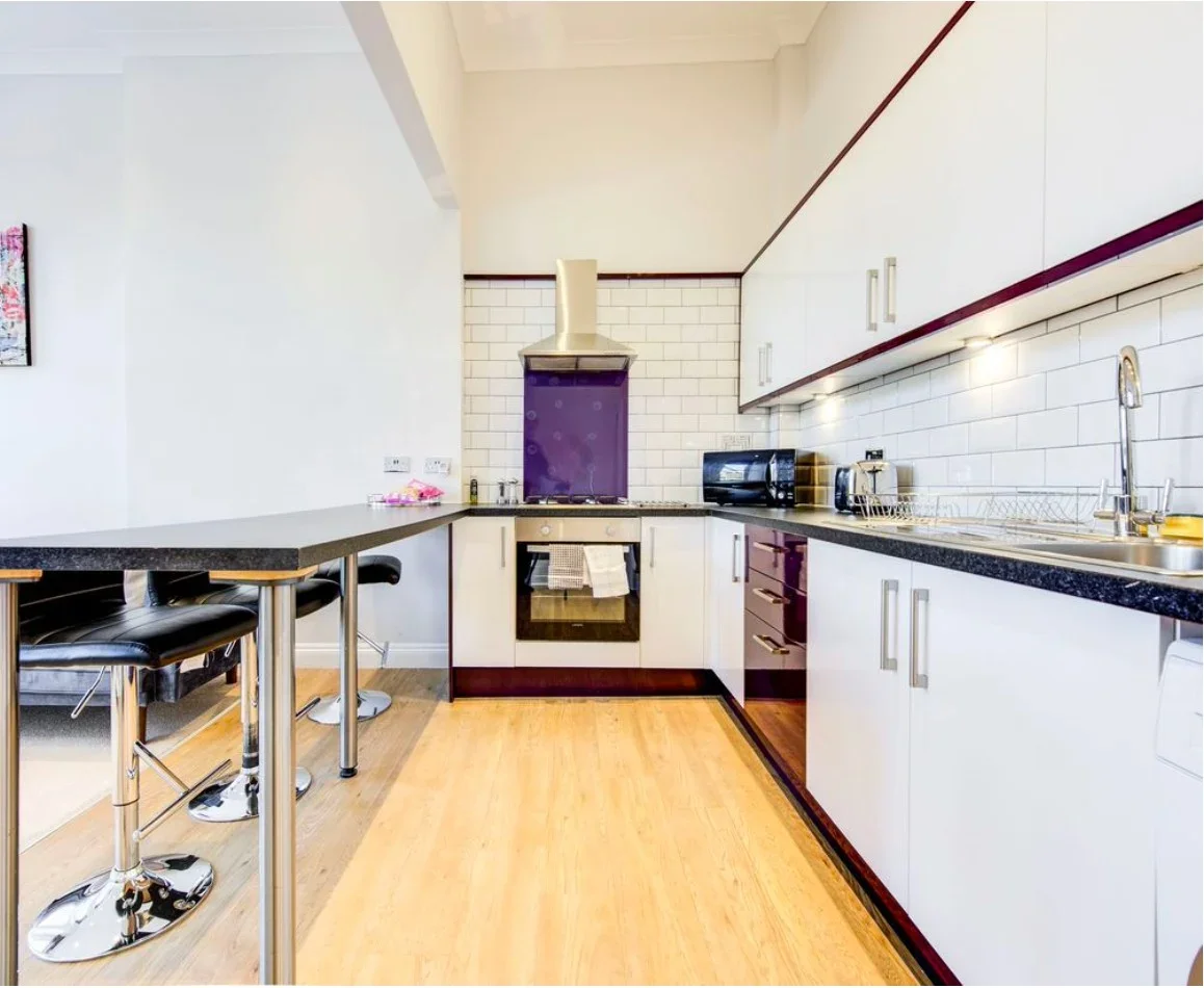Flat Baron's Court Road in Greater London