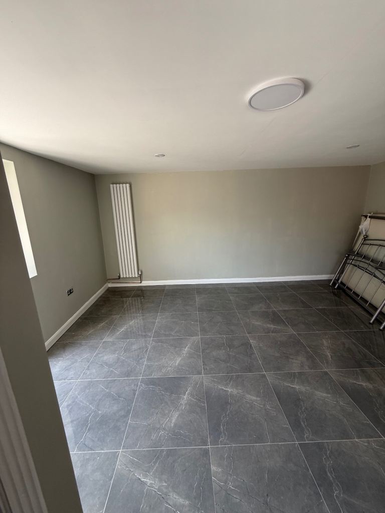 Flat Lansbury Avenue in Greater London