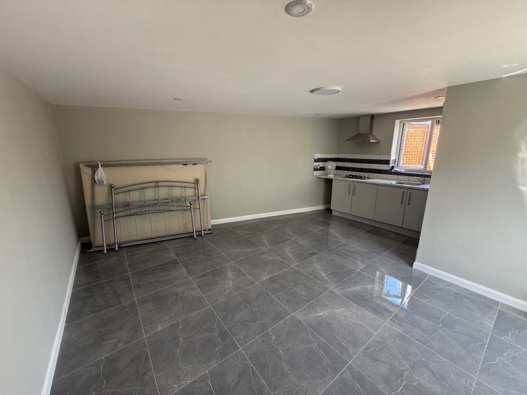 Flat Lansbury Avenue in Greater London