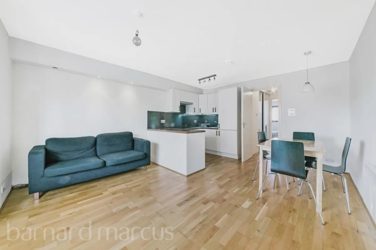 Flat Cotton Avenue in Greater London