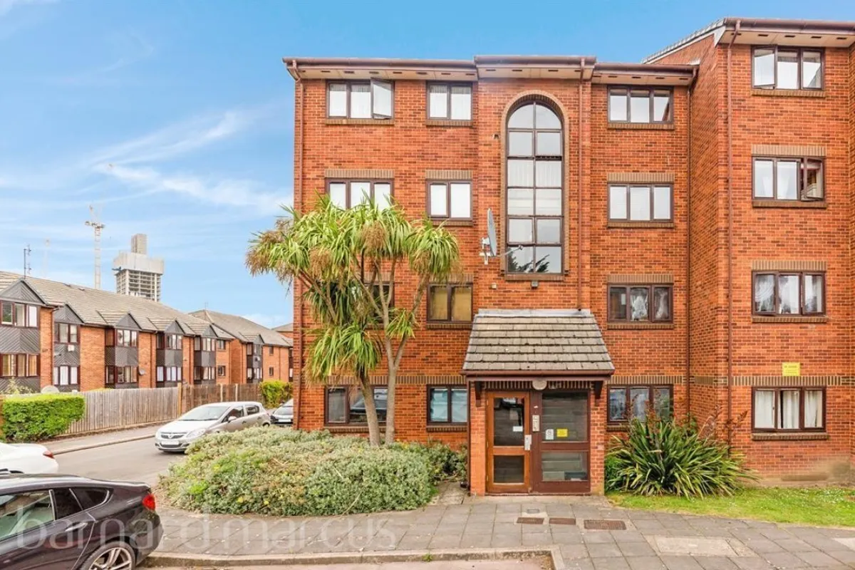 Flat Cotton Avenue in Greater London